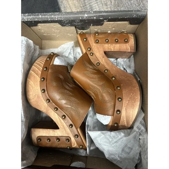 Dingo Women's Free Spirit Wooden Sandals DI2331 TAN Size 7